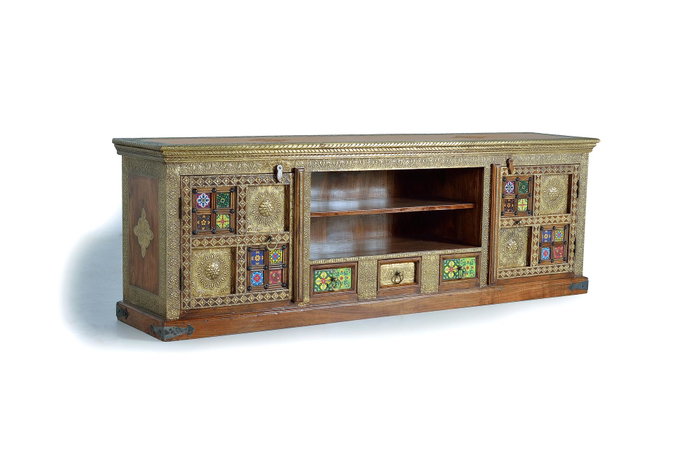 GINER Y COLOMER Mueble televisor de acacia con azulejos y bronce en Cerezo